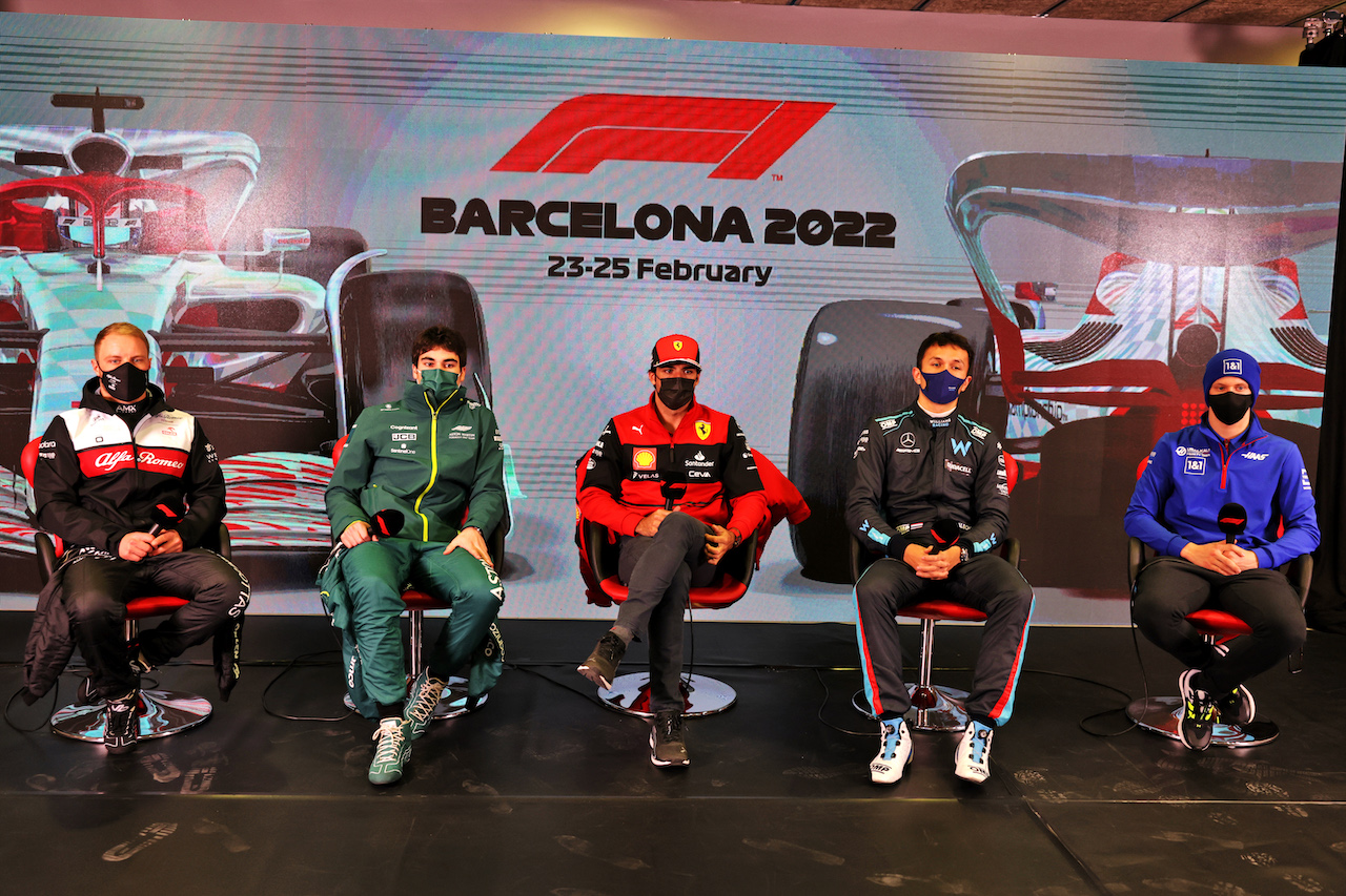 TEST BARCELLONA, (L to R): Valtteri Bottas (FIN) Mercedes AMG F1; Lance Stroll (CDN) Aston Martin F1 Team; Carlos Sainz Jr (ESP) Ferrari; Alexander Albon (THA) Williams Racing; e Mick Schumacher (GER) Haas F1 Team, in the FIA Press Conference.
25.02.2022. Formula One Testing, Day Three, Barcelona, Spain. Venerdi'.
- www.xpbimages.com, EMail: requests@xpbimages.com © Copyright: Bearne / XPB Images