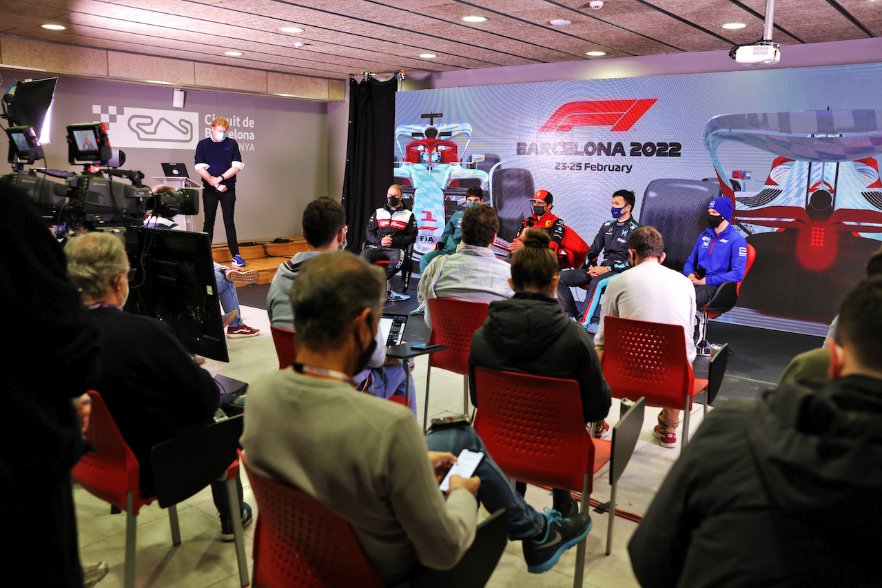 TEST BARCELLONA, (L to R): Valtteri Bottas (FIN) Mercedes AMG F1; Lance Stroll (CDN) Aston Martin F1 Team; Carlos Sainz Jr (ESP) Ferrari; Alexander Albon (THA) Williams Racing; e Mick Schumacher (GER) Haas F1 Team, in the FIA Press Conference.
25.02.2022. Formula One Testing, Day Three, Barcelona, Spain. Venerdi'.
- www.xpbimages.com, EMail: requests@xpbimages.com © Copyright: Bearne / XPB Images