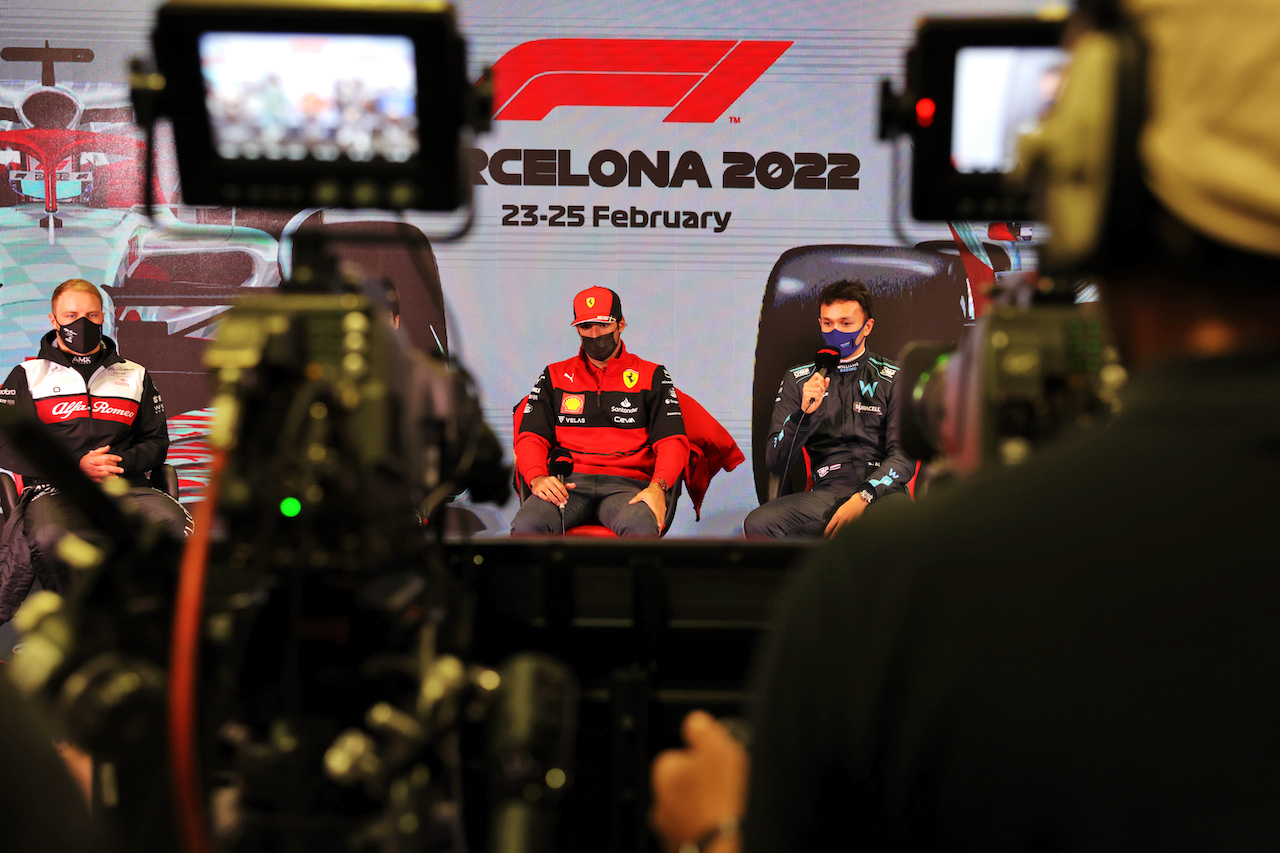 TEST BARCELLONA, (L to R): Valtteri Bottas (FIN) Mercedes AMG F1; Carlos Sainz Jr (ESP) Ferrari; e Alexander Albon (THA) Williams Racing, in the FIA Press Conference.
25.02.2022. Formula One Testing, Day Three, Barcelona, Spain. Venerdi'.
- www.xpbimages.com, EMail: requests@xpbimages.com © Copyright: Bearne / XPB Images