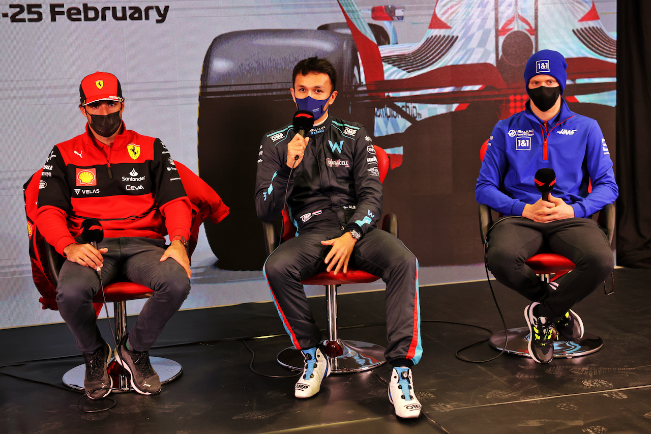 TEST BARCELLONA, (L to R): Carlos Sainz Jr (ESP) Ferrari; Alexander Albon (THA) Williams Racing; e Mick Schumacher (GER) Haas F1 Team, in the FIA Press Conference.
25.02.2022. Formula One Testing, Day Three, Barcelona, Spain. Venerdi'.
- www.xpbimages.com, EMail: requests@xpbimages.com © Copyright: Bearne / XPB Images