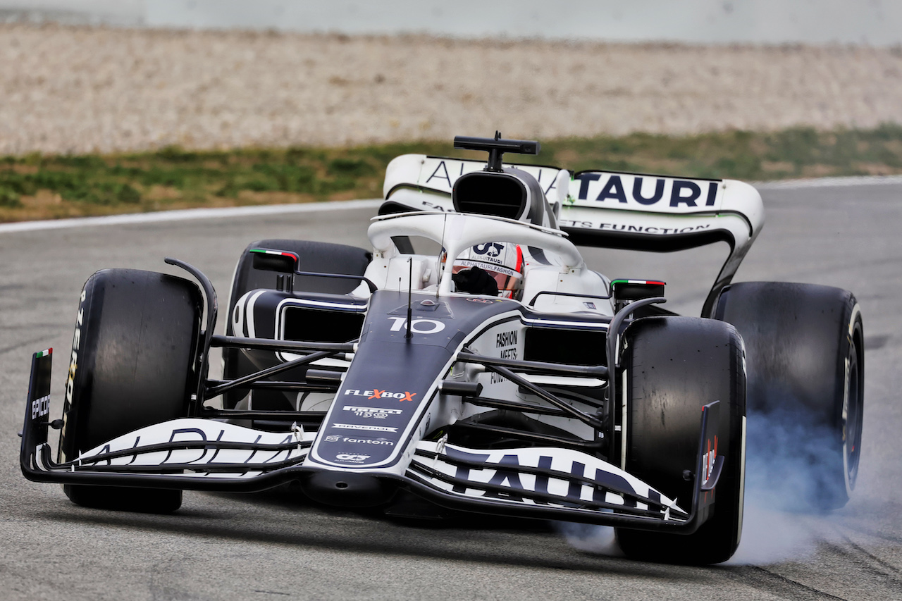 TEST BARCELLONA, Pierre Gasly (FRA) AlphaTauri AT03 locks up under braking e crashes into the tyre barrier.
25.02.2022. Formula One Testing, Day Three, Barcelona, Spain. Venerdi'.
- www.xpbimages.com, EMail: requests@xpbimages.com © Copyright: XPB Images