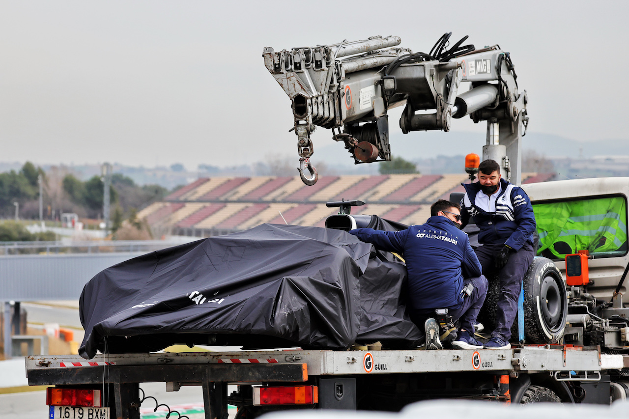 TEST BARCELLONA, The AlphaTauri AT03 of Pierre Gasly (FRA) AlphaTauri is recovered back to the pits on the back of a truck.
25.02.2022. Formula One Testing, Day Three, Barcelona, Spain. Venerdi'.
- www.xpbimages.com, EMail: requests@xpbimages.com © Copyright: XPB Images