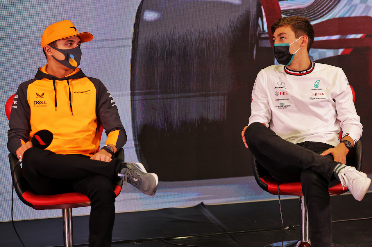 TEST BARCELLONA, (L to R): Lando Norris (GBR) McLaren e George Russell (GBR) Mercedes AMG F1 in the FIA Press Conference.
25.02.2022. Formula One Testing, Day Three, Barcelona, Spain. Venerdi'.
- www.xpbimages.com, EMail: requests@xpbimages.com © Copyright: Bearne / XPB Images