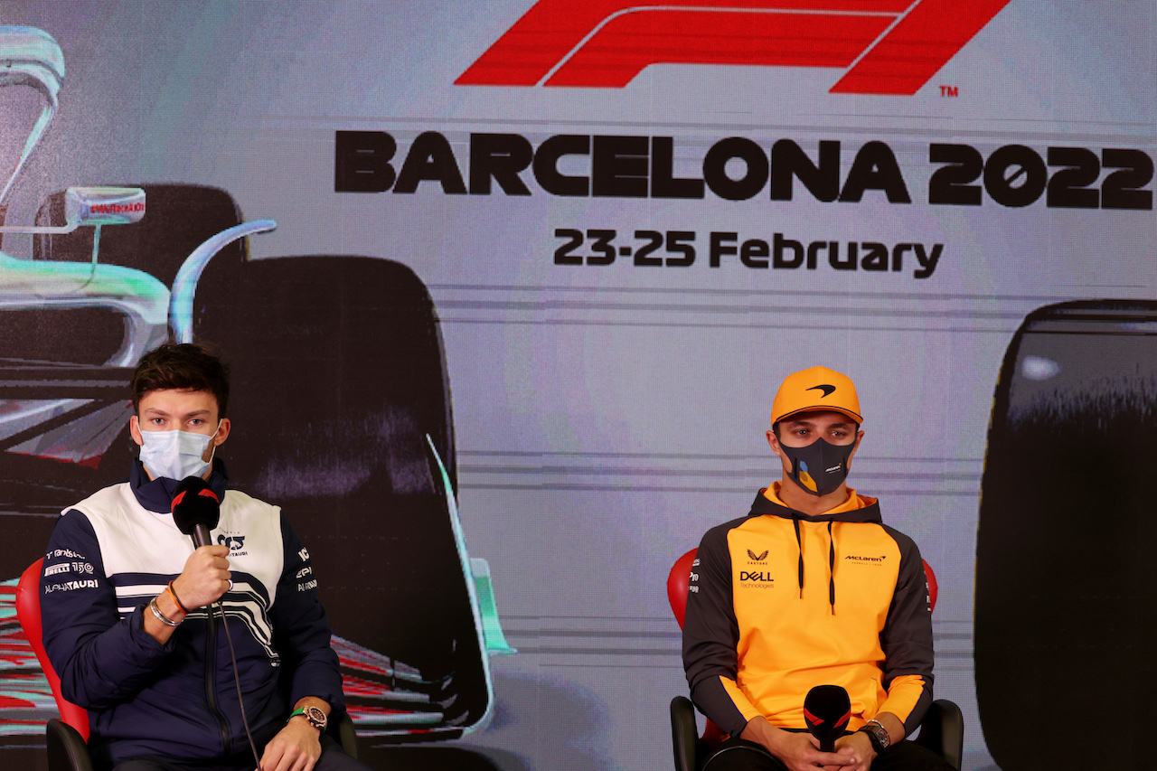 TEST BARCELLONA, (L to R): Pierre Gasly (FRA) AlphaTauri e Lando Norris (GBR) McLaren in the FIA Press Conference.
25.02.2022. Formula One Testing, Day Three, Barcelona, Spain. Venerdi'.
- www.xpbimages.com, EMail: requests@xpbimages.com © Copyright: Bearne / XPB Images