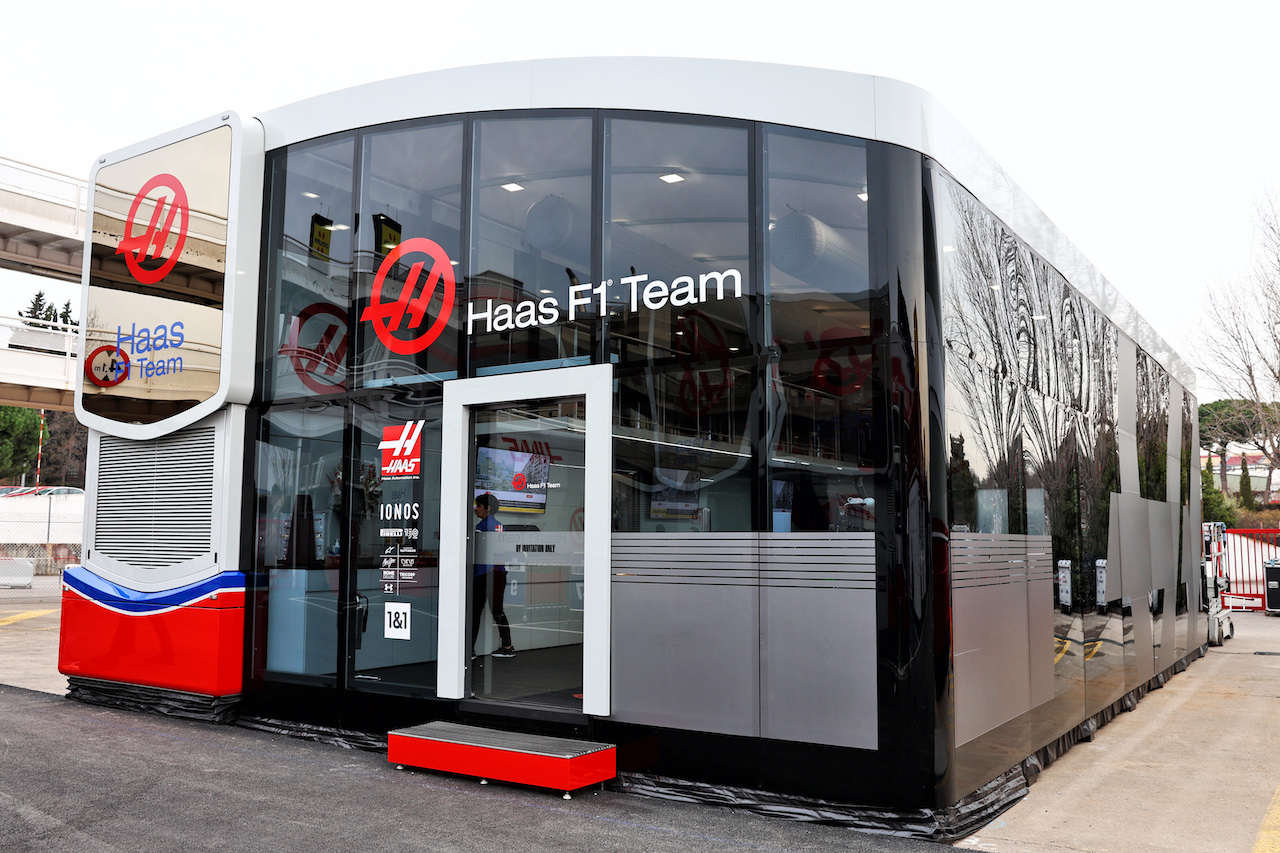TEST BARCELLONA, Haas F1 Team motorhome in the paddock with Uralkali branding removed.
25.02.2022. Formula One Testing, Day Three, Barcelona, Spain. Venerdi'.
- www.xpbimages.com, EMail: requests@xpbimages.com © Copyright: Batchelor / XPB Images