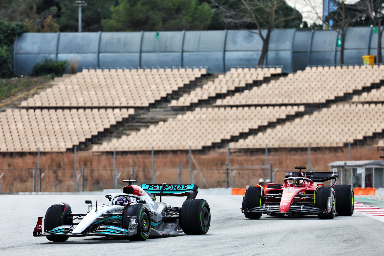 TEST BARCELLONA, Lewis Hamilton (GBR) Mercedes AMG F1 W13 davanti a Carlos Sainz Jr (ESP) Ferrari F1-75.
25.02.2022. Formula One Testing, Day Three, Barcelona, Spain. Venerdi'.
- www.xpbimages.com, EMail: requests@xpbimages.com © Copyright: Batchelor / XPB Images