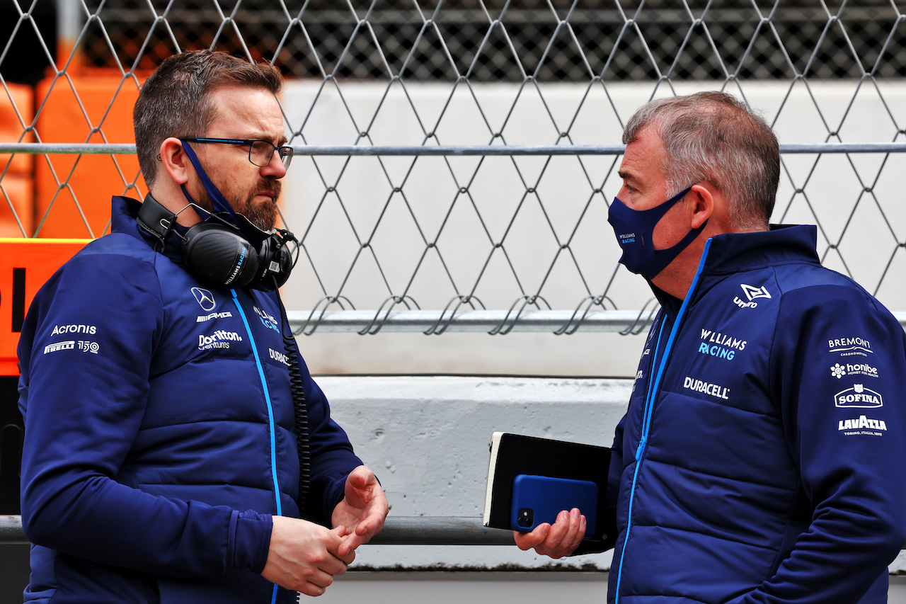 TEST BARCELLONA, (L to R): George Henson (GBR) Williams Racing Design Engineer with Dave Redding (GBR) Williams Racing Team Manager.
25.02.2022. Formula One Testing, Day Three, Barcelona, Spain. Venerdi'.
- www.xpbimages.com, EMail: requests@xpbimages.com © Copyright: Batchelor / XPB Images
