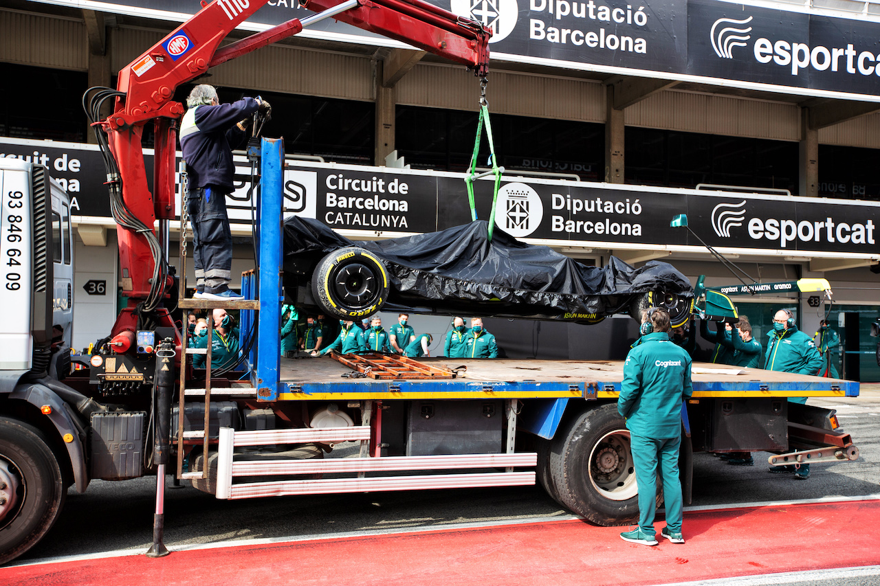 TEST BARCELLONA, The Aston Martin F1 Team AMR22 of Sebastian Vettel (GER) Aston Martin F1 Team is recovered back to the pits on the back of a truck.
25.02.2022. Formula One Testing, Day Three, Barcelona, Spain. Venerdi'.
- www.xpbimages.com, EMail: requests@xpbimages.com © Copyright: Rew / XPB Images