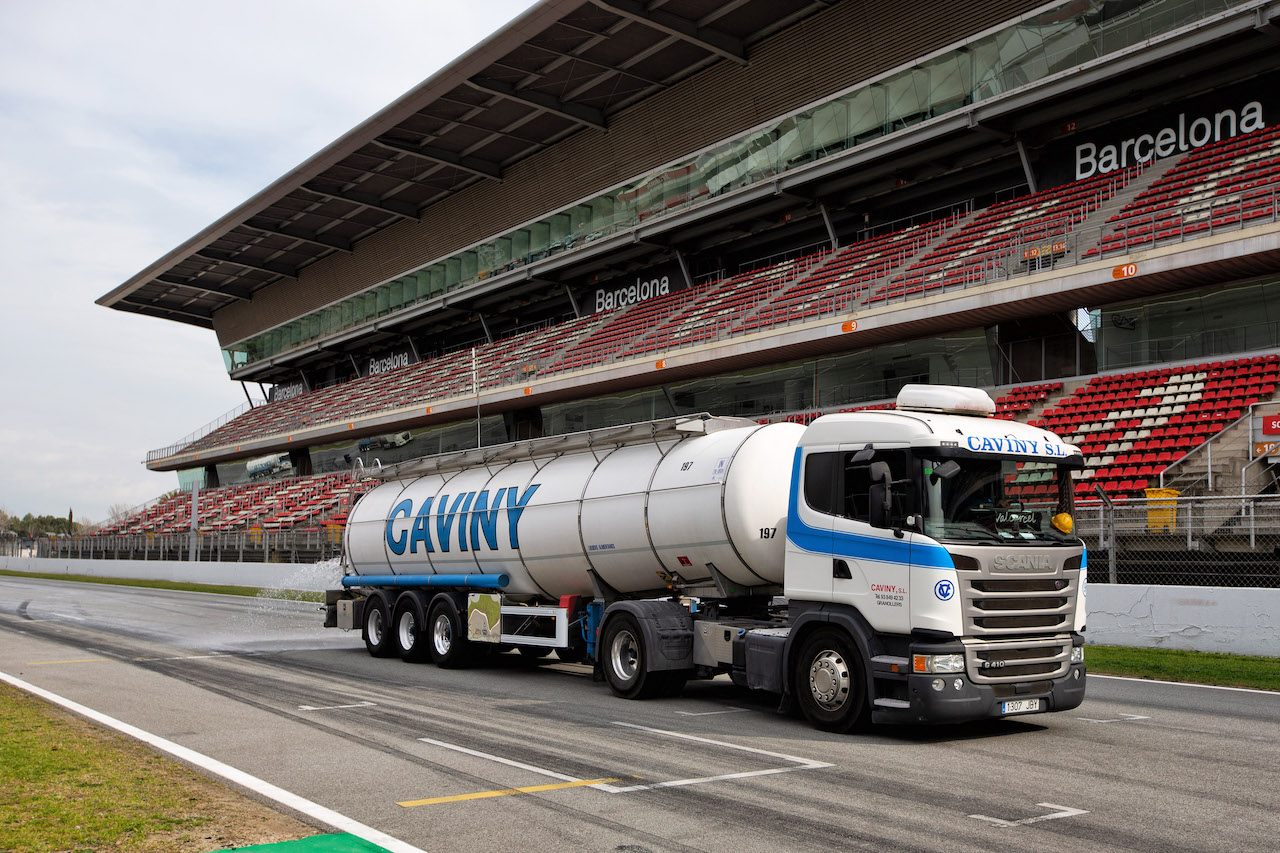 TEST BARCELLONA, Water tankers soak the circuit.
25.02.2022. Formula One Testing, Day Three, Barcelona, Spain. Venerdi'.
- www.xpbimages.com, EMail: requests@xpbimages.com © Copyright: Rew / XPB Images