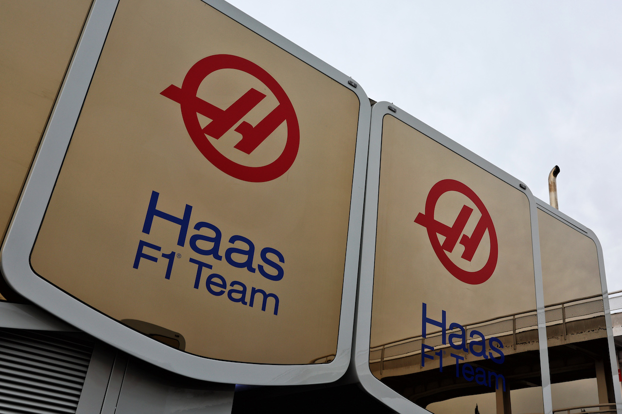 TEST BARCELLONA, Haas F1 Team building in the paddock with Uralkali branding removed.
25.02.2022. Formula One Testing, Day Three, Barcelona, Spain. Venerdi'.
- www.xpbimages.com, EMail: requests@xpbimages.com © Copyright: Batchelor / XPB Images