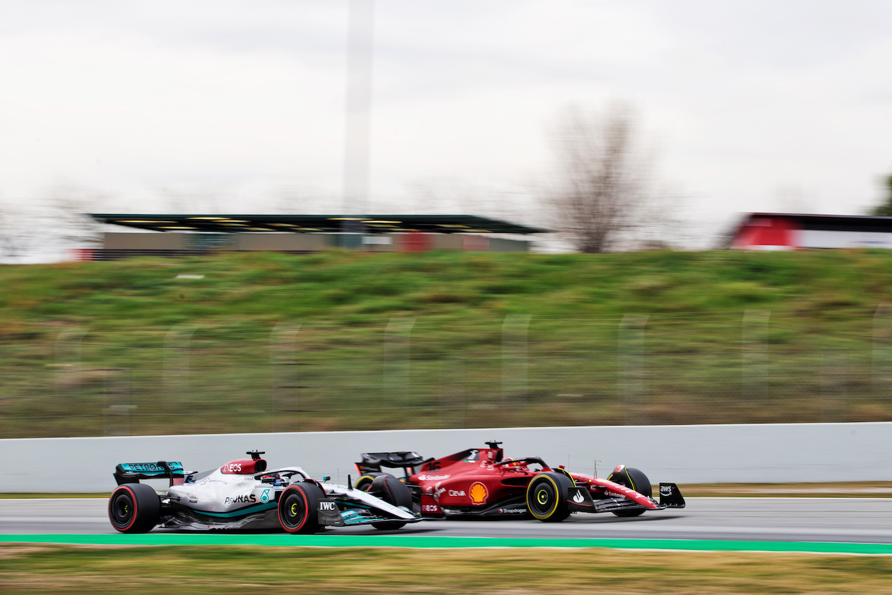 TEST BARCELLONA, George Russell (GBR) Mercedes AMG F1 W13 e Charles Leclerc (MON) Ferrari F1-75.
25.02.2022. Formula One Testing, Day Three, Barcelona, Spain. Venerdi'.
- www.xpbimages.com, EMail: requests@xpbimages.com © Copyright: Rew / XPB Images