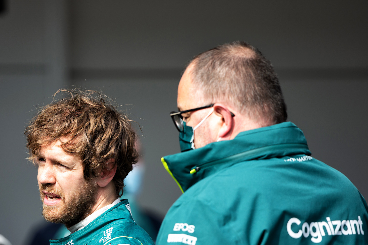 TEST BARCELLONA, Sebastian Vettel (GER) Aston Martin F1 Team e Tom McCullough (GBR) Aston Martin F1 Team Performance Director.
25.02.2022. Formula One Testing, Day Three, Barcelona, Spain. Venerdi'.
- www.xpbimages.com, EMail: requests@xpbimages.com © Copyright: Rew / XPB Images
