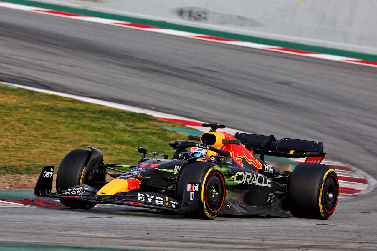 TEST BARCELLONA, Sergio Perez (MEX) Red Bull Racing RB18.
25.02.2022. Formula One Testing, Day Three, Barcelona, Spain. Venerdi'.
- www.xpbimages.com, EMail: requests@xpbimages.com © Copyright: Batchelor / XPB Images
