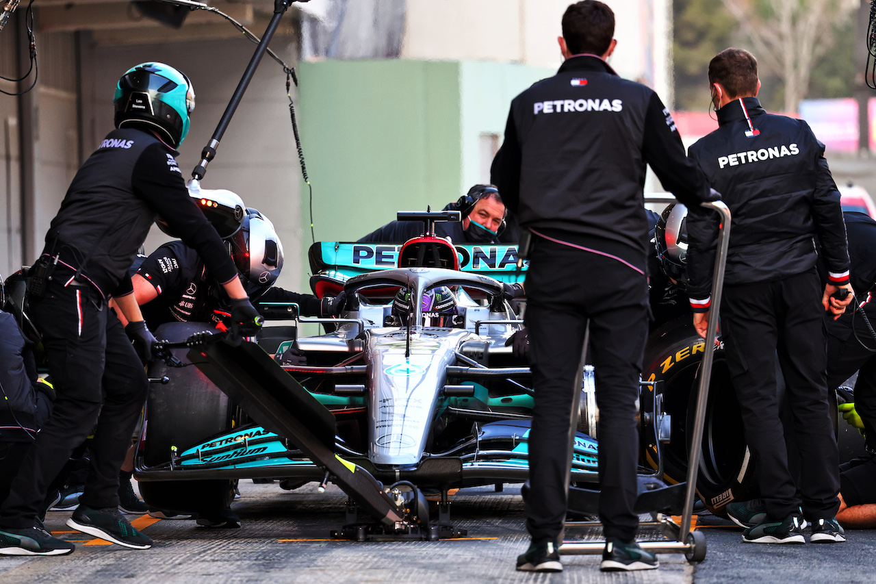 TEST BARCELLONA, Lewis Hamilton (GBR) Mercedes AMG F1 W13 practices a pit stop.
25.02.2022. Formula One Testing, Day Three, Barcelona, Spain. Venerdi'.
- www.xpbimages.com, EMail: requests@xpbimages.com © Copyright: Batchelor / XPB Images