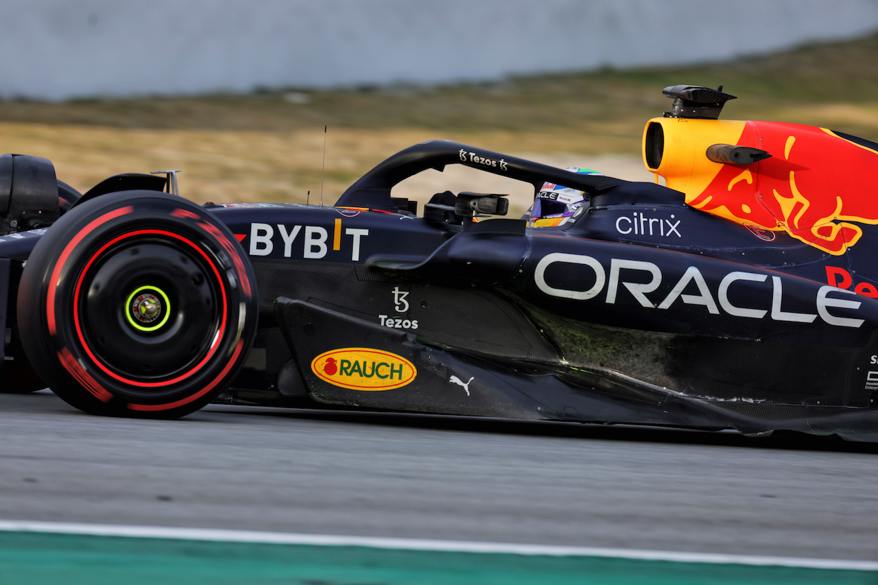 TEST BARCELLONA, Sergio Perez (MEX) Red Bull Racing RB18 - sidepod.
25.02.2022. Formula One Testing, Day Three, Barcelona, Spain. Venerdi'.
- www.xpbimages.com, EMail: requests@xpbimages.com © Copyright: Bearne / XPB Images