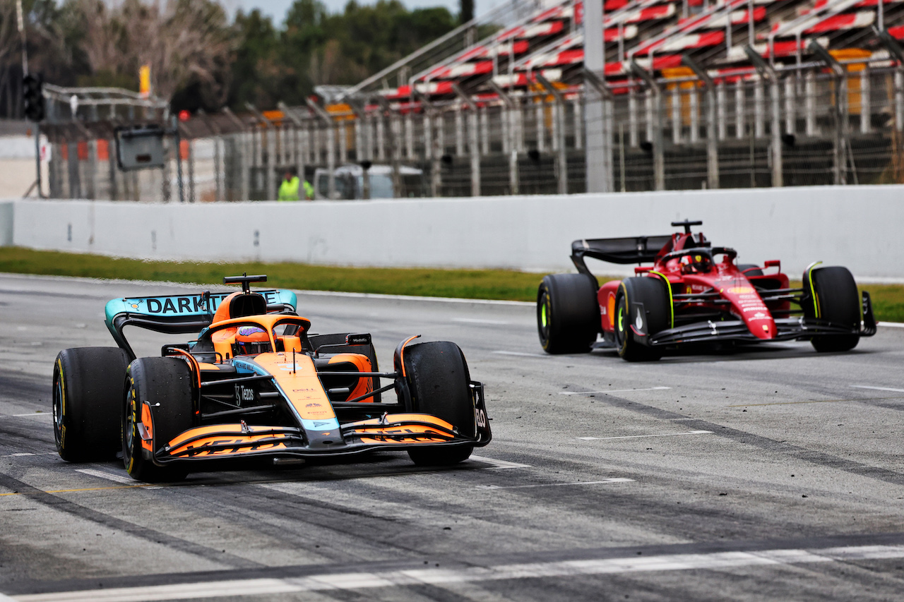TEST BARCELLONA, Daniel Ricciardo (AUS) McLaren MCL36 e Carlos Sainz Jr (ESP) Ferrari F1-75.
25.02.2022. Formula One Testing, Day Three, Barcelona, Spain. Venerdi'.
- www.xpbimages.com, EMail: requests@xpbimages.com © Copyright: Batchelor / XPB Images