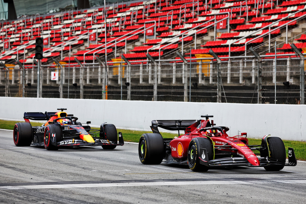 TEST BARCELLONA, Carlos Sainz Jr (ESP) Ferrari F1-75 e Sergio Perez (MEX) Red Bull Racing RB18.
25.02.2022. Formula One Testing, Day Three, Barcelona, Spain. Venerdi'.
- www.xpbimages.com, EMail: requests@xpbimages.com © Copyright: Batchelor / XPB Images