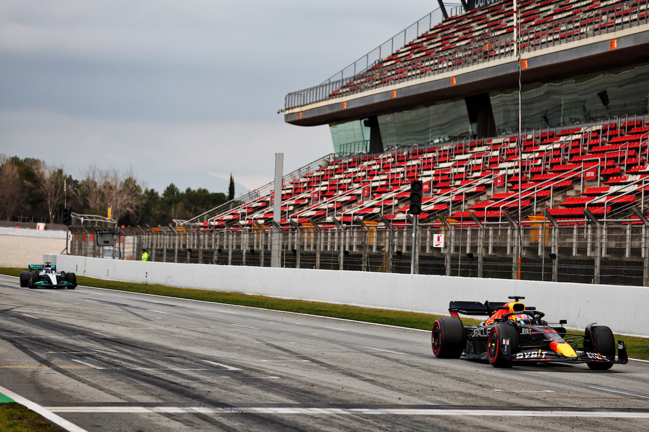 TEST BARCELLONA, Sergio Perez (MEX) Red Bull Racing RB18 e Lewis Hamilton (GBR) Mercedes AMG F1 W13.
25.02.2022. Formula One Testing, Day Three, Barcelona, Spain. Venerdi'.
- www.xpbimages.com, EMail: requests@xpbimages.com © Copyright: Batchelor / XPB Images