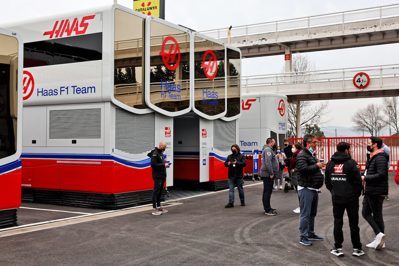 TEST BARCELLONA, Haas F1 Team trucks in the paddock with Uralkali branding removed.
25.02.2022. Formula One Testing, Day Three, Barcelona, Spain. Venerdi'.
- www.xpbimages.com, EMail: requests@xpbimages.com © Copyright: Batchelor / XPB Images