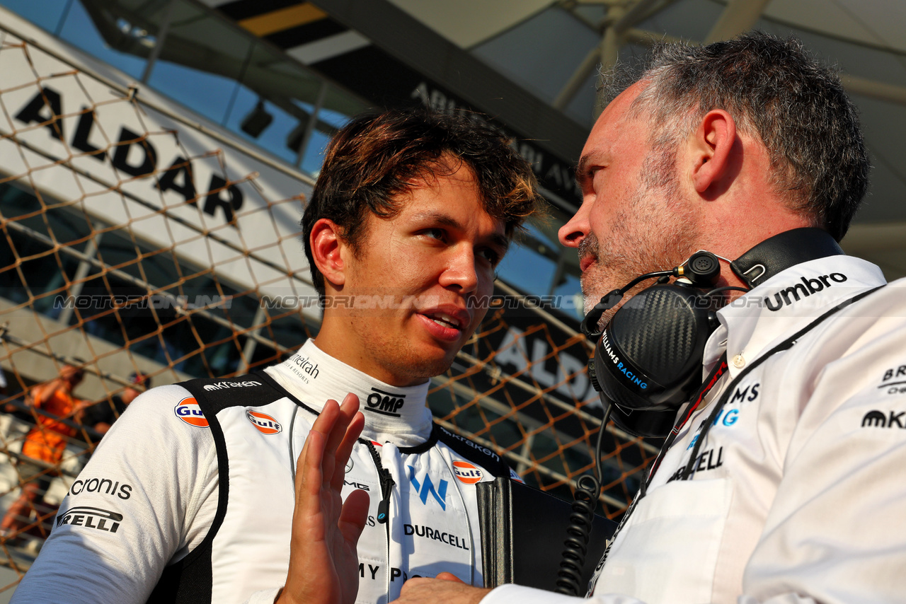 GP ABU DHABI, Alexander Albon (THA) Williams Racing with James Urwin (GBR) Williams Racing Gara Engineer on the grid.

26.11.2023. Formula 1 World Championship, Rd 23, Abu Dhabi Grand Prix, Yas Marina Circuit, Abu Dhabi, Gara Day.

- www.xpbimages.com, EMail: requests@xpbimages.com © Copyright: Batchelor / XPB Images