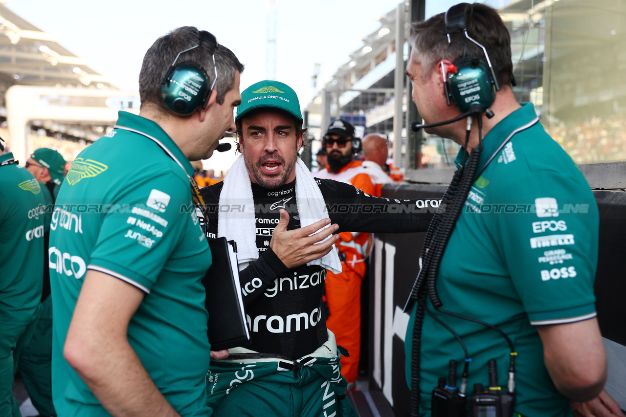 GP ABU DHABI, Fernando Alonso (ESP) Aston Martin F1 Team on the grid.

26.11.2023. Formula 1 World Championship, Rd 23, Abu Dhabi Grand Prix, Yas Marina Circuit, Abu Dhabi, Gara Day.

- www.xpbimages.com, EMail: requests@xpbimages.com © Copyright: Batchelor / XPB Images