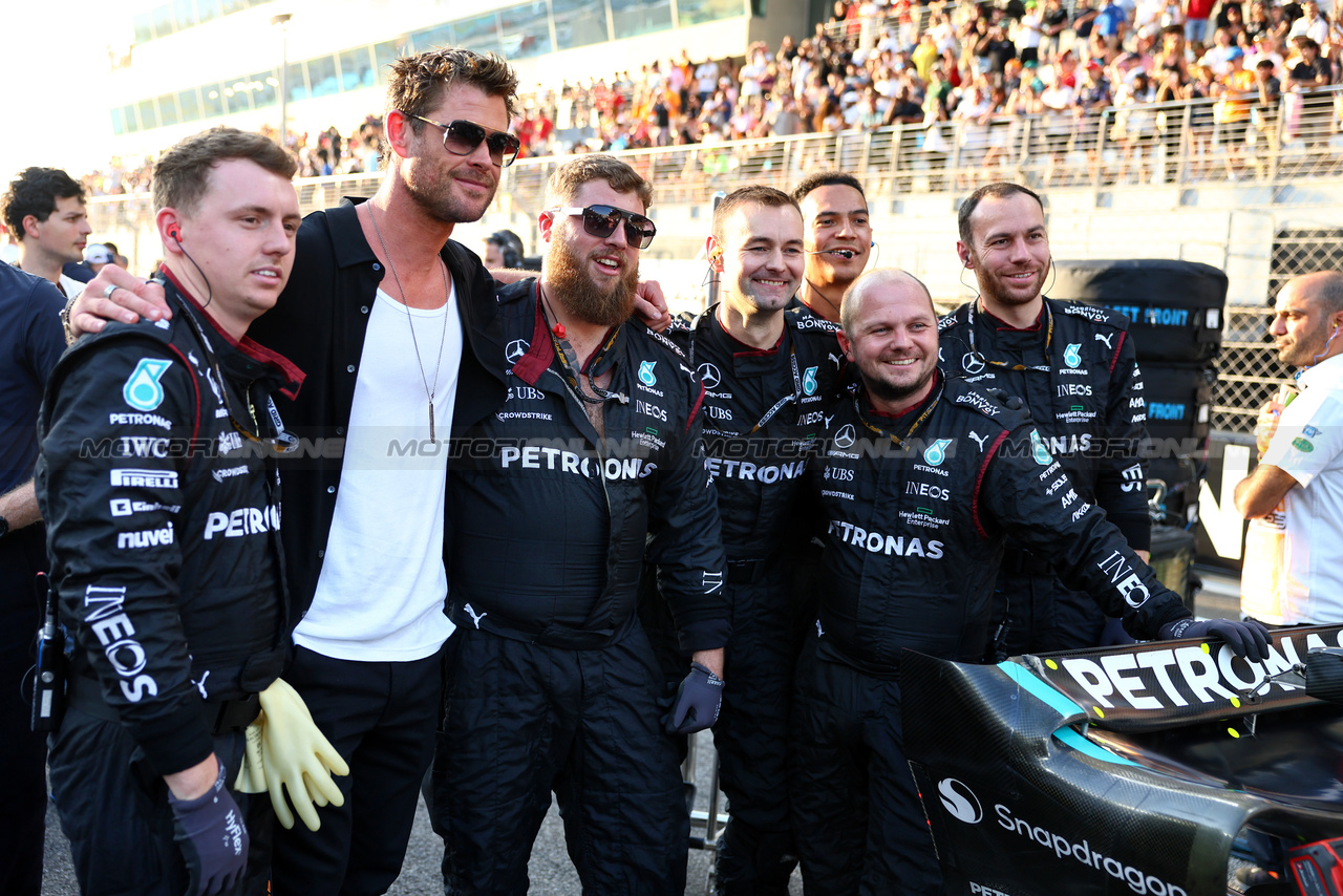 GP ABU DHABI, Chris Hemsworth (AUS) Actor on the grid.

26.11.2023. Formula 1 World Championship, Rd 23, Abu Dhabi Grand Prix, Yas Marina Circuit, Abu Dhabi, Gara Day.

- www.xpbimages.com, EMail: requests@xpbimages.com © Copyright: Batchelor / XPB Images