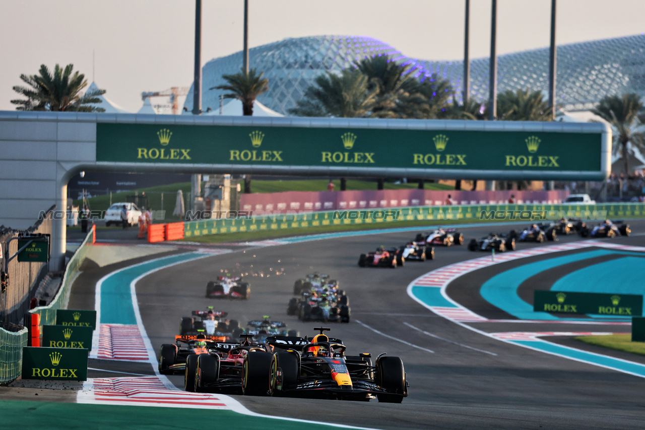 GP ABU DHABI, Max Verstappen (NLD) Red Bull Racing RB19 davanti a at the partenza of the race.

26.11.2023. Formula 1 World Championship, Rd 23, Abu Dhabi Grand Prix, Yas Marina Circuit, Abu Dhabi, Gara Day.

- www.xpbimages.com, EMail: requests@xpbimages.com © Copyright: Moy / XPB Images