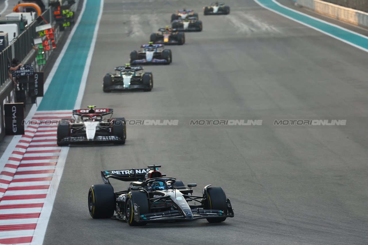 GP ABU DHABI, George Russell (GBR) Mercedes AMG F1 W14.

26.11.2023. Formula 1 World Championship, Rd 23, Abu Dhabi Grand Prix, Yas Marina Circuit, Abu Dhabi, Gara Day.

- www.xpbimages.com, EMail: requests@xpbimages.com © Copyright: Batchelor / XPB Images