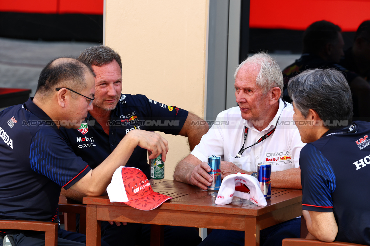 GP ABU DHABI, Christian Horner (GBR) Red Bull Racing Team Principal e Dr Helmut Marko (AUT) Red Bull Motorsport Consultant.

26.11.2023. Formula 1 World Championship, Rd 23, Abu Dhabi Grand Prix, Yas Marina Circuit, Abu Dhabi, Gara Day.

 - www.xpbimages.com, EMail: requests@xpbimages.com © Copyright: Coates / XPB Images