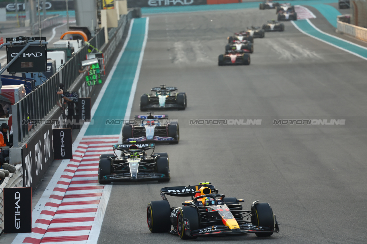 GP ABU DHABI, Sergio Perez (MEX) Red Bull Racing RB19.

26.11.2023. Formula 1 World Championship, Rd 23, Abu Dhabi Grand Prix, Yas Marina Circuit, Abu Dhabi, Gara Day.

- www.xpbimages.com, EMail: requests@xpbimages.com © Copyright: Batchelor / XPB Images