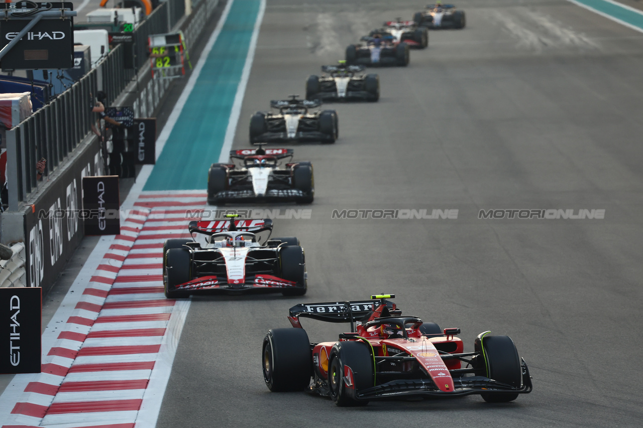 GP ABU DHABI, Carlos Sainz Jr (ESP) Ferrari SF-23.

26.11.2023. Formula 1 World Championship, Rd 23, Abu Dhabi Grand Prix, Yas Marina Circuit, Abu Dhabi, Gara Day.

- www.xpbimages.com, EMail: requests@xpbimages.com © Copyright: Batchelor / XPB Images