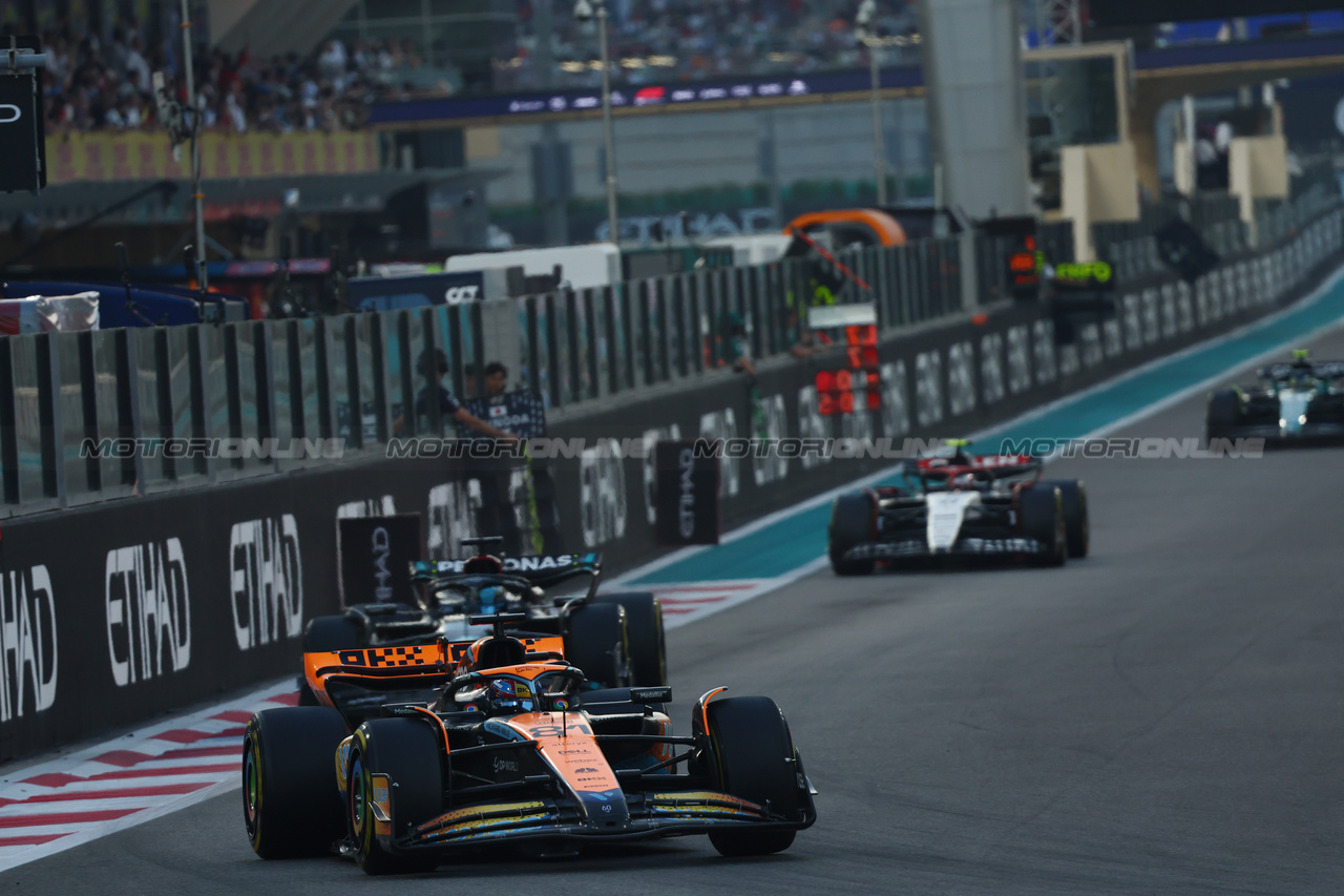 GP ABU DHABI, Oscar Piastri (AUS) McLaren MCL60.

26.11.2023. Formula 1 World Championship, Rd 23, Abu Dhabi Grand Prix, Yas Marina Circuit, Abu Dhabi, Gara Day.

- www.xpbimages.com, EMail: requests@xpbimages.com © Copyright: Batchelor / XPB Images