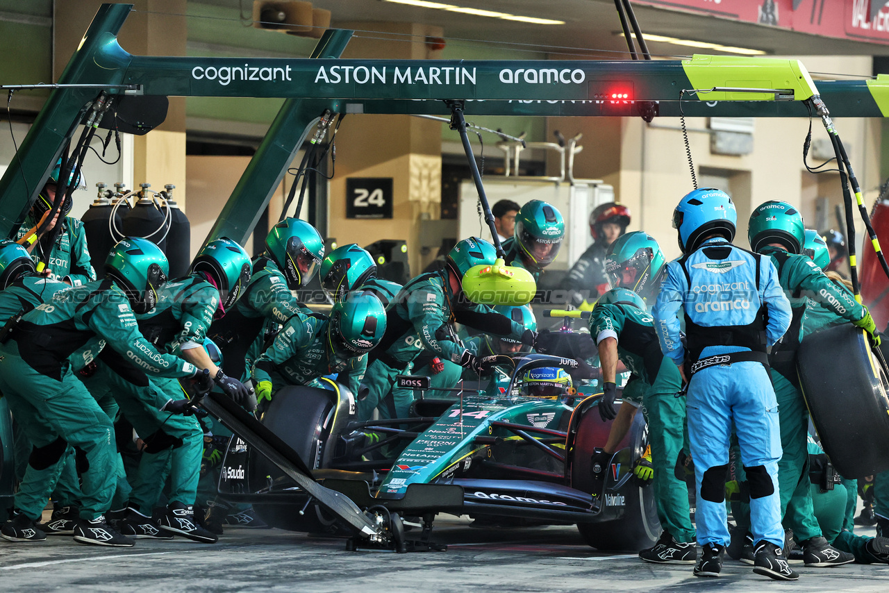 GP ABU DHABI, Fernando Alonso (ESP) Aston Martin F1 Team AMR23 makes a pit stop.

26.11.2023. Formula 1 World Championship, Rd 23, Abu Dhabi Grand Prix, Yas Marina Circuit, Abu Dhabi, Gara Day.

- www.xpbimages.com, EMail: requests@xpbimages.com © Copyright: Batchelor / XPB Images