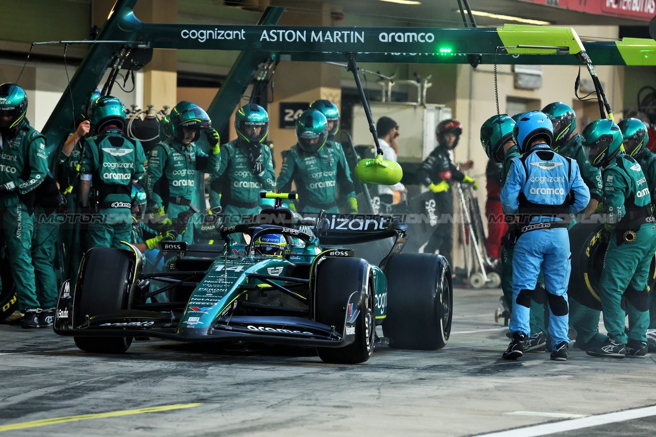 GP ABU DHABI, Fernando Alonso (ESP) Aston Martin F1 Team AMR23 makes a pit stop.

26.11.2023. Formula 1 World Championship, Rd 23, Abu Dhabi Grand Prix, Yas Marina Circuit, Abu Dhabi, Gara Day.

- www.xpbimages.com, EMail: requests@xpbimages.com © Copyright: Batchelor / XPB Images