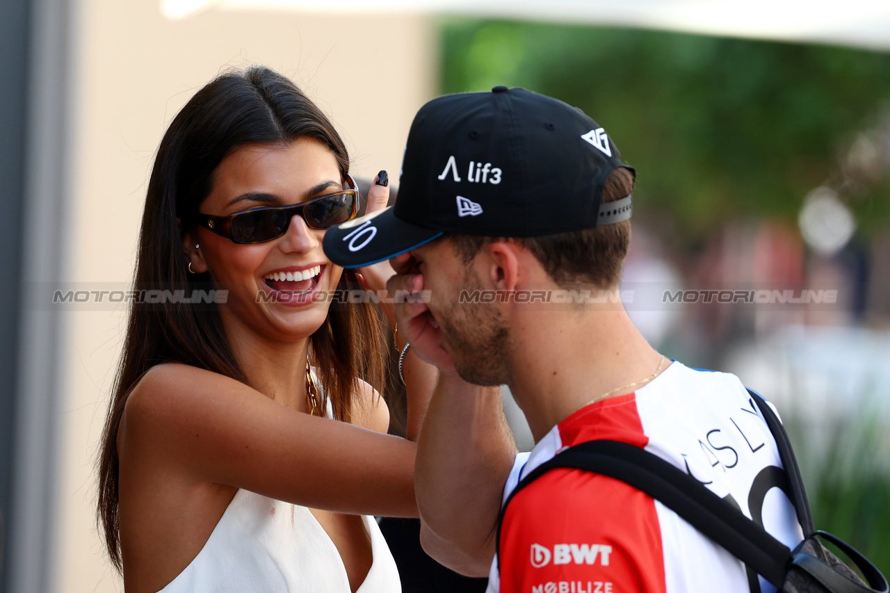 GP ABU DHABI, Pierre Gasly (FRA) Alpine F1 Team with girlfriend Kika Cerqueira Gomes (POR).

26.11.2023. Formula 1 World Championship, Rd 23, Abu Dhabi Grand Prix, Yas Marina Circuit, Abu Dhabi, Gara Day.

 - www.xpbimages.com, EMail: requests@xpbimages.com © Copyright: Coates / XPB Images