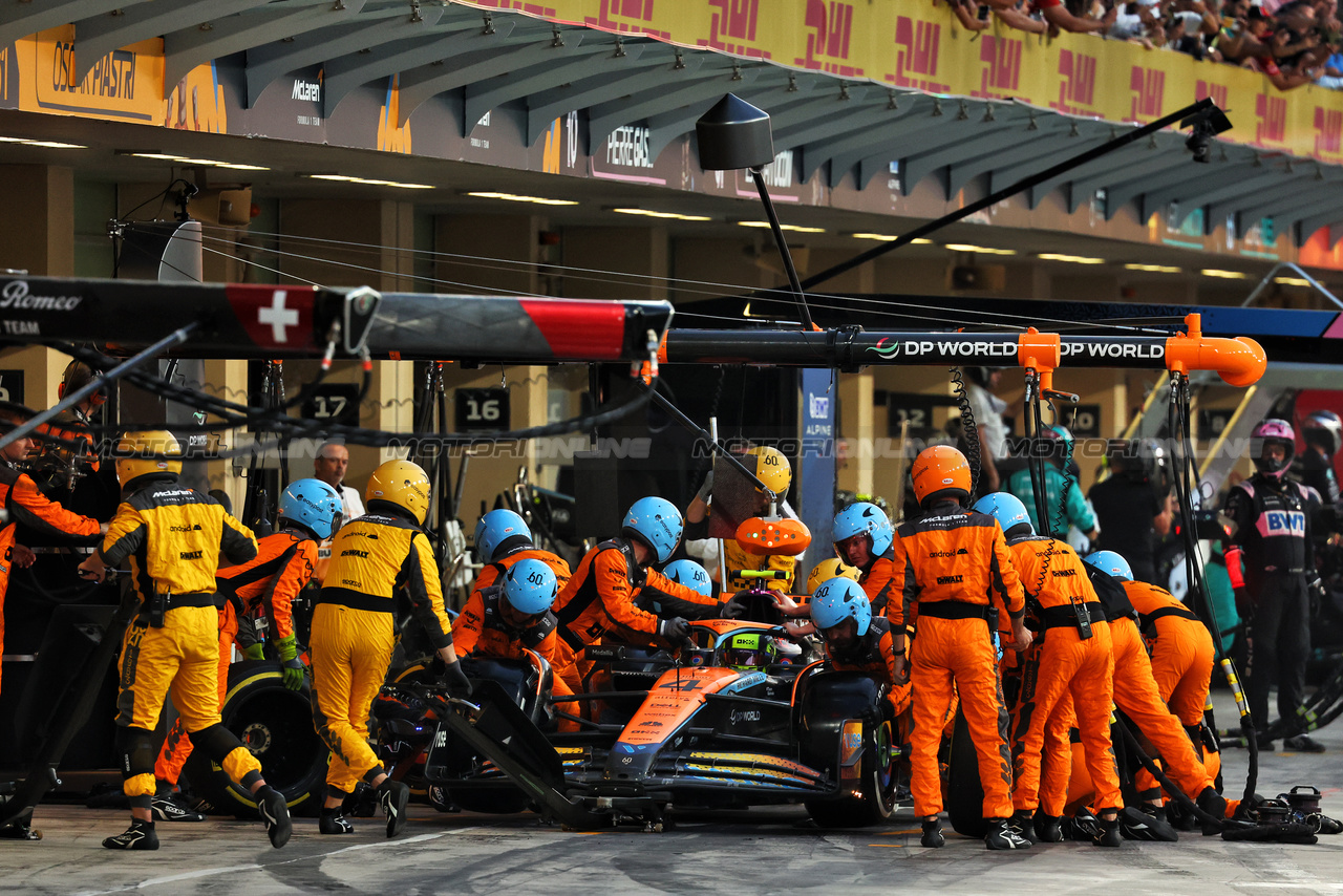 GP ABU DHABI, Lando Norris (GBR) McLaren MCL60 makes a pit stop.

26.11.2023. Formula 1 World Championship, Rd 23, Abu Dhabi Grand Prix, Yas Marina Circuit, Abu Dhabi, Gara Day.

- www.xpbimages.com, EMail: requests@xpbimages.com © Copyright: Batchelor / XPB Images