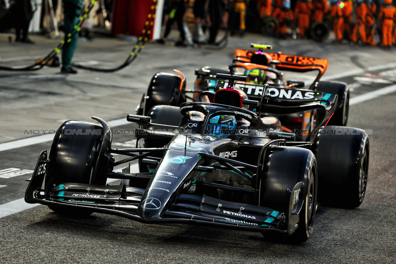 GP ABU DHABI, George Russell (GBR) Mercedes AMG F1 W14 leaves the pits ahead of Lando Norris (GBR) McLaren MCL60.

26.11.2023. Formula 1 World Championship, Rd 23, Abu Dhabi Grand Prix, Yas Marina Circuit, Abu Dhabi, Gara Day.

- www.xpbimages.com, EMail: requests@xpbimages.com © Copyright: Batchelor / XPB Images