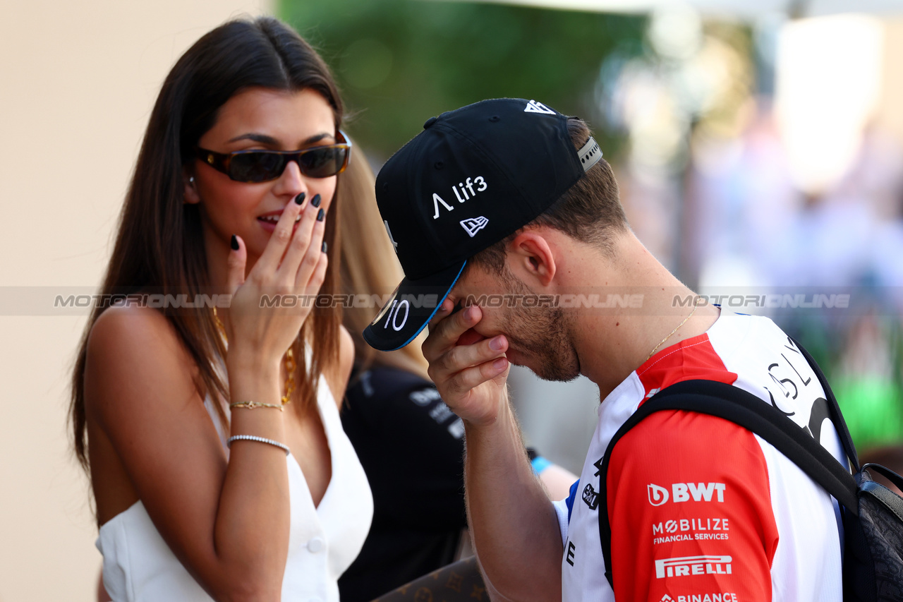 GP ABU DHABI, Pierre Gasly (FRA) Alpine F1 Team with girlfriend Kika Cerqueira Gomes (POR).

26.11.2023. Formula 1 World Championship, Rd 23, Abu Dhabi Grand Prix, Yas Marina Circuit, Abu Dhabi, Gara Day.

 - www.xpbimages.com, EMail: requests@xpbimages.com © Copyright: Coates / XPB Images