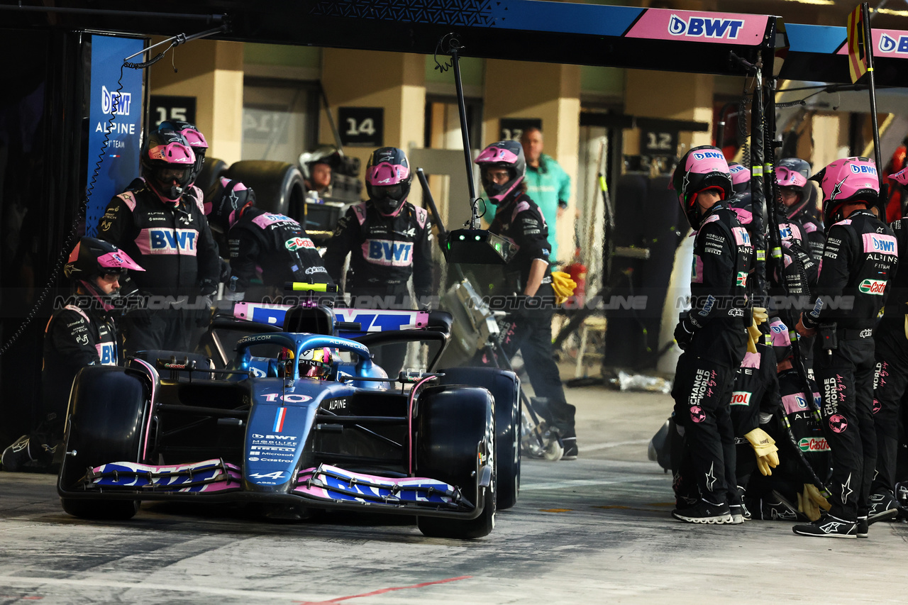 GP ABU DHABI, Pierre Gasly (FRA) Alpine F1 Team A523 makes a pit stop.

26.11.2023. Formula 1 World Championship, Rd 23, Abu Dhabi Grand Prix, Yas Marina Circuit, Abu Dhabi, Gara Day.

- www.xpbimages.com, EMail: requests@xpbimages.com © Copyright: Batchelor / XPB Images