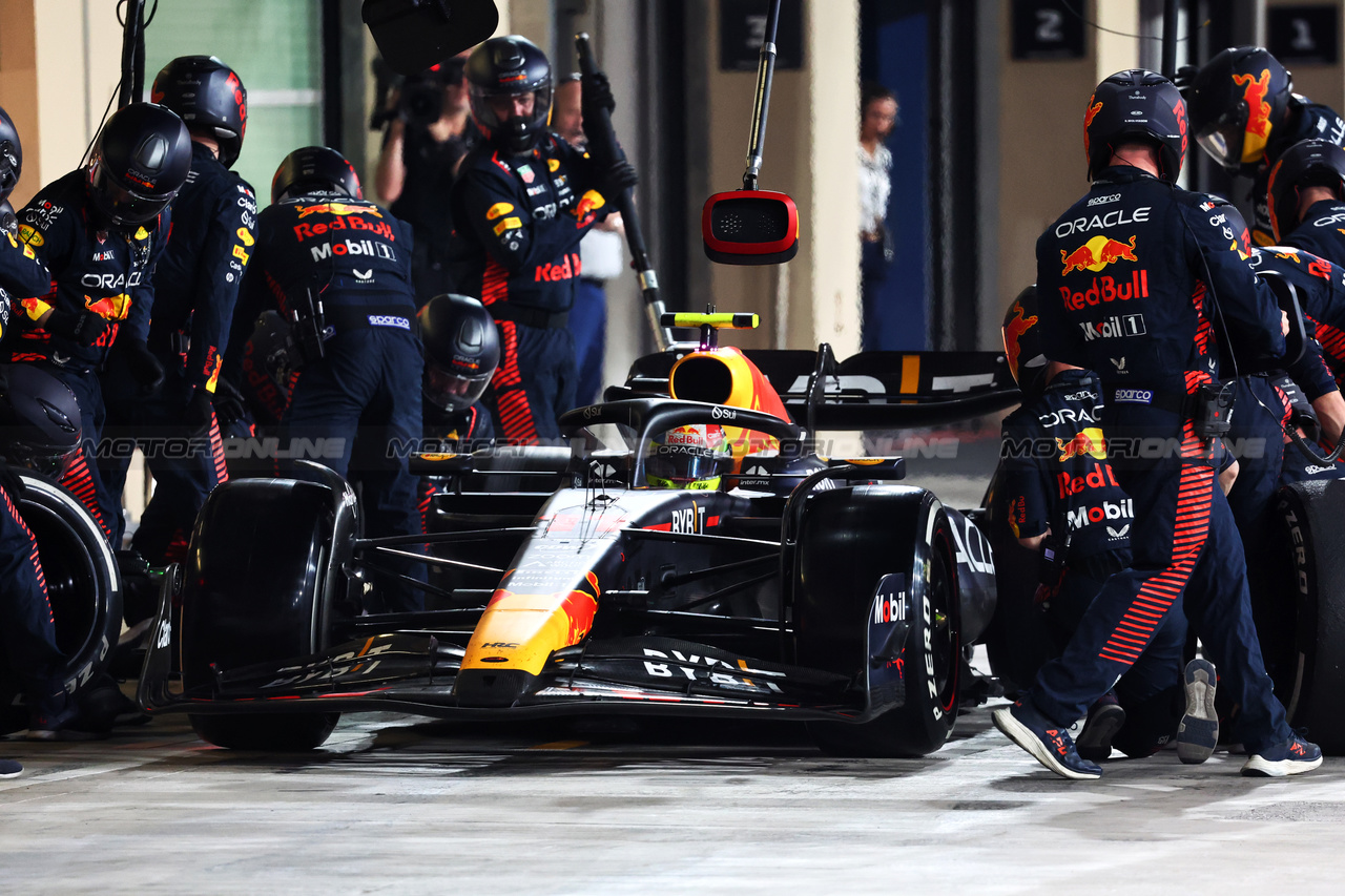 GP ABU DHABI, Sergio Perez (MEX) Red Bull Racing RB19 makes a pit stop.

26.11.2023. Formula 1 World Championship, Rd 23, Abu Dhabi Grand Prix, Yas Marina Circuit, Abu Dhabi, Gara Day.

- www.xpbimages.com, EMail: requests@xpbimages.com © Copyright: Batchelor / XPB Images