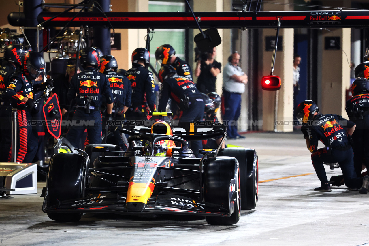 GP ABU DHABI, Sergio Perez (MEX) Red Bull Racing RB19 makes a pit stop.

26.11.2023. Formula 1 World Championship, Rd 23, Abu Dhabi Grand Prix, Yas Marina Circuit, Abu Dhabi, Gara Day.

- www.xpbimages.com, EMail: requests@xpbimages.com © Copyright: Batchelor / XPB Images