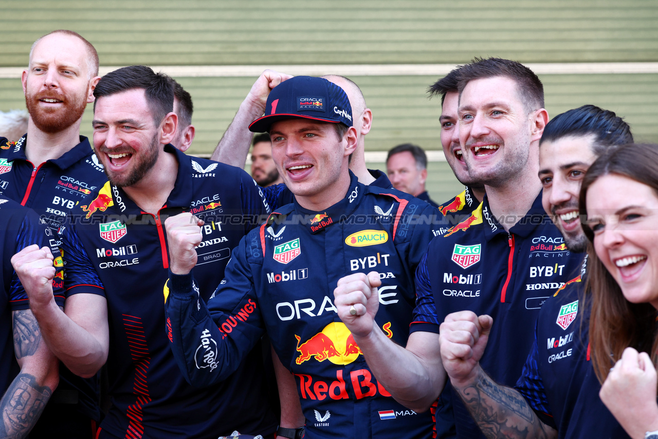 GP ABU DHABI, Max Verstappen (NLD) Red Bull Racing at a team photograph.

26.11.2023. Formula 1 World Championship, Rd 23, Abu Dhabi Grand Prix, Yas Marina Circuit, Abu Dhabi, Gara Day.

 - www.xpbimages.com, EMail: requests@xpbimages.com © Copyright: Coates / XPB Images