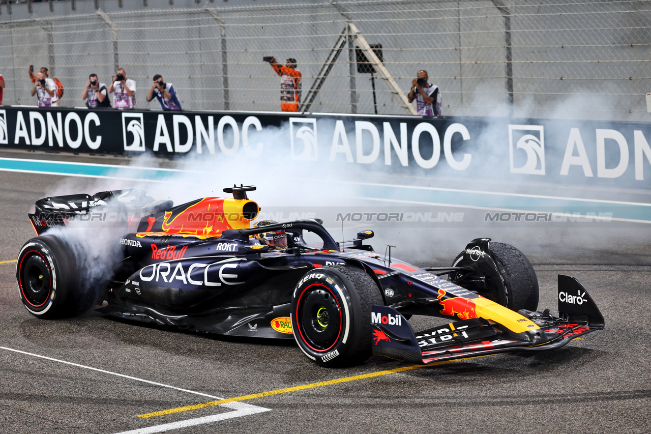 GP ABU DHABI, Gara winner Max Verstappen (NLD) Red Bull Racing RB19 celebrates with doughnuts at the end of the race in parc ferme.

26.11.2023. Formula 1 World Championship, Rd 23, Abu Dhabi Grand Prix, Yas Marina Circuit, Abu Dhabi, Gara Day.

- www.xpbimages.com, EMail: requests@xpbimages.com © Copyright: Batchelor / XPB Images