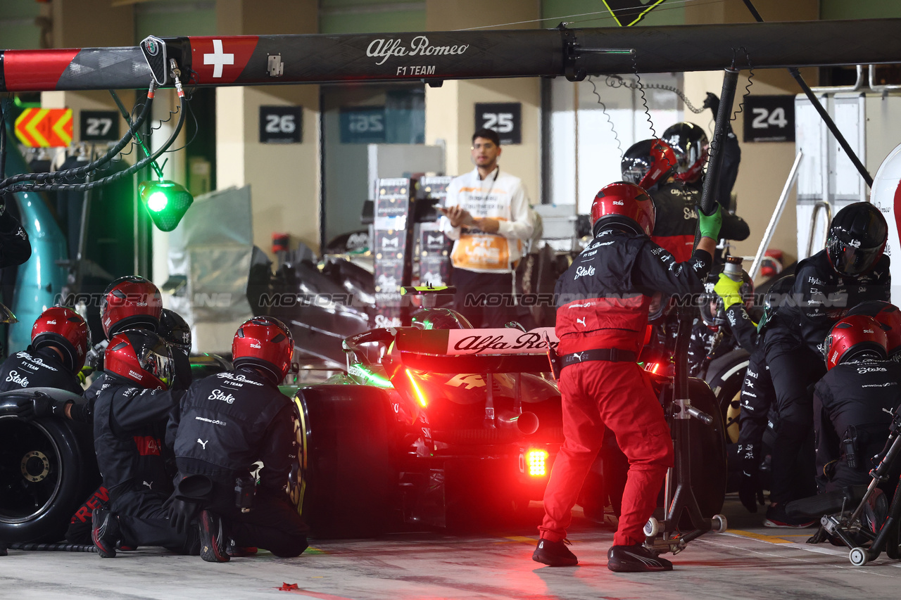 GP ABU DHABI, Zhou Guanyu (CHN) Alfa Romeo F1 Team C43 makes a pit stop.

26.11.2023. Formula 1 World Championship, Rd 23, Abu Dhabi Grand Prix, Yas Marina Circuit, Abu Dhabi, Gara Day.

- www.xpbimages.com, EMail: requests@xpbimages.com © Copyright: Batchelor / XPB Images