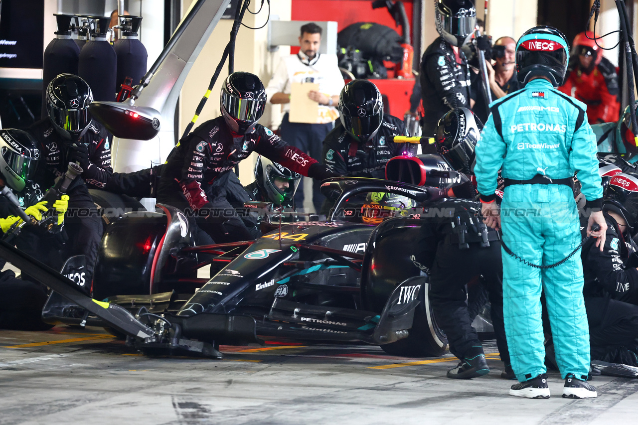 GP ABU DHABI, Lewis Hamilton (GBR) Mercedes AMG F1 W14 makes a pit stop.

26.11.2023. Formula 1 World Championship, Rd 23, Abu Dhabi Grand Prix, Yas Marina Circuit, Abu Dhabi, Gara Day.

- www.xpbimages.com, EMail: requests@xpbimages.com © Copyright: Batchelor / XPB Images