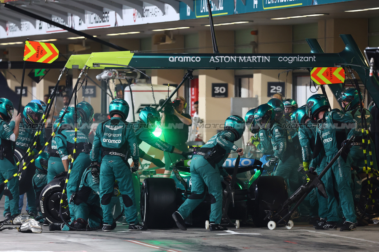 GP ABU DHABI, Fernando Alonso (ESP) Aston Martin F1 Team AMR23 makes a pit stop.

26.11.2023. Formula 1 World Championship, Rd 23, Abu Dhabi Grand Prix, Yas Marina Circuit, Abu Dhabi, Gara Day.

- www.xpbimages.com, EMail: requests@xpbimages.com © Copyright: Batchelor / XPB Images