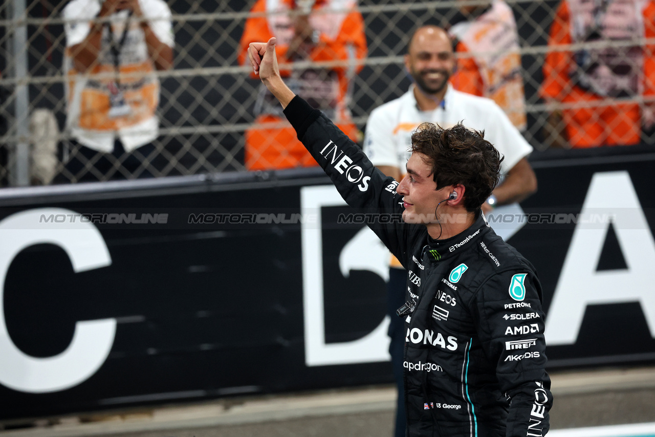 GP ABU DHABI, George Russell (GBR) Mercedes AMG F1 celebrates his third position in parc ferme.

26.11.2023. Formula 1 World Championship, Rd 23, Abu Dhabi Grand Prix, Yas Marina Circuit, Abu Dhabi, Gara Day.

- www.xpbimages.com, EMail: requests@xpbimages.com © Copyright: Batchelor / XPB Images