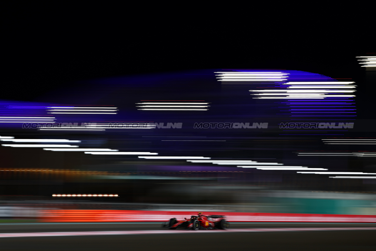 GP ABU DHABI, Carlos Sainz Jr (ESP) Ferrari SF-23.

26.11.2023. Formula 1 World Championship, Rd 23, Abu Dhabi Grand Prix, Yas Marina Circuit, Abu Dhabi, Gara Day.

- www.xpbimages.com, EMail: requests@xpbimages.com © Copyright: Charniaux / XPB Images