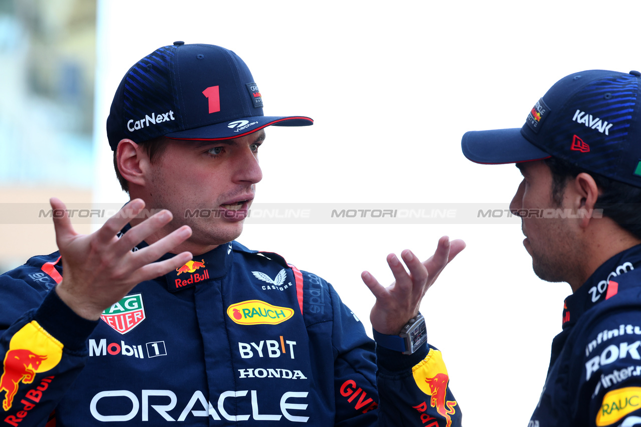 GP ABU DHABI, (L to R): Max Verstappen (NLD) Red Bull Racing e Sergio Perez (MEX) Red Bull Racing at a team photograph.

26.11.2023. Formula 1 World Championship, Rd 23, Abu Dhabi Grand Prix, Yas Marina Circuit, Abu Dhabi, Gara Day.

 - www.xpbimages.com, EMail: requests@xpbimages.com © Copyright: Coates / XPB Images