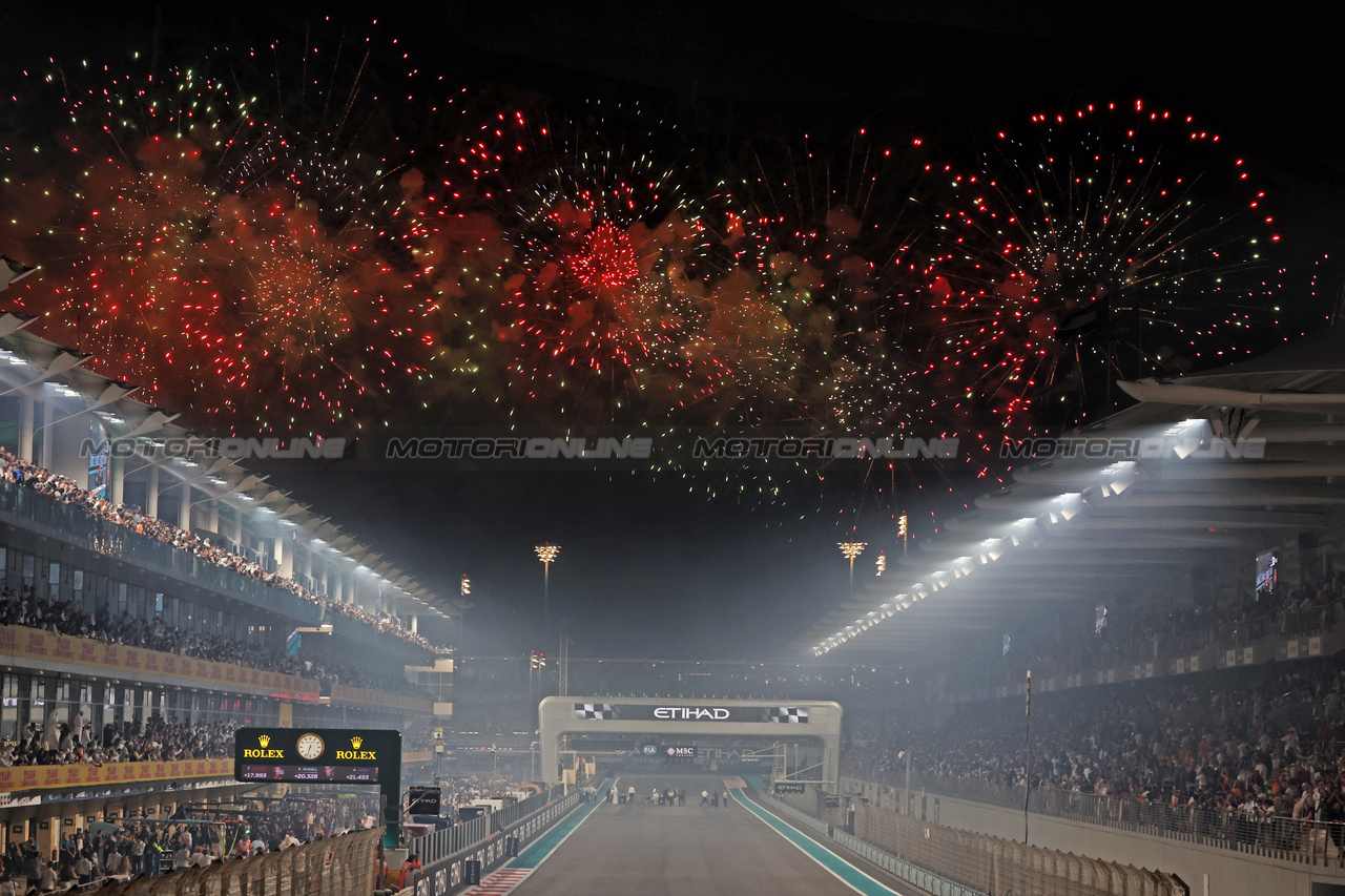 GP ABU DHABI, Circuit Atmosfera - fireworks at the end of the race.

26.11.2023. Formula 1 World Championship, Rd 23, Abu Dhabi Grand Prix, Yas Marina Circuit, Abu Dhabi, Gara Day.

- www.xpbimages.com, EMail: requests@xpbimages.com © Copyright: Moy / XPB Images